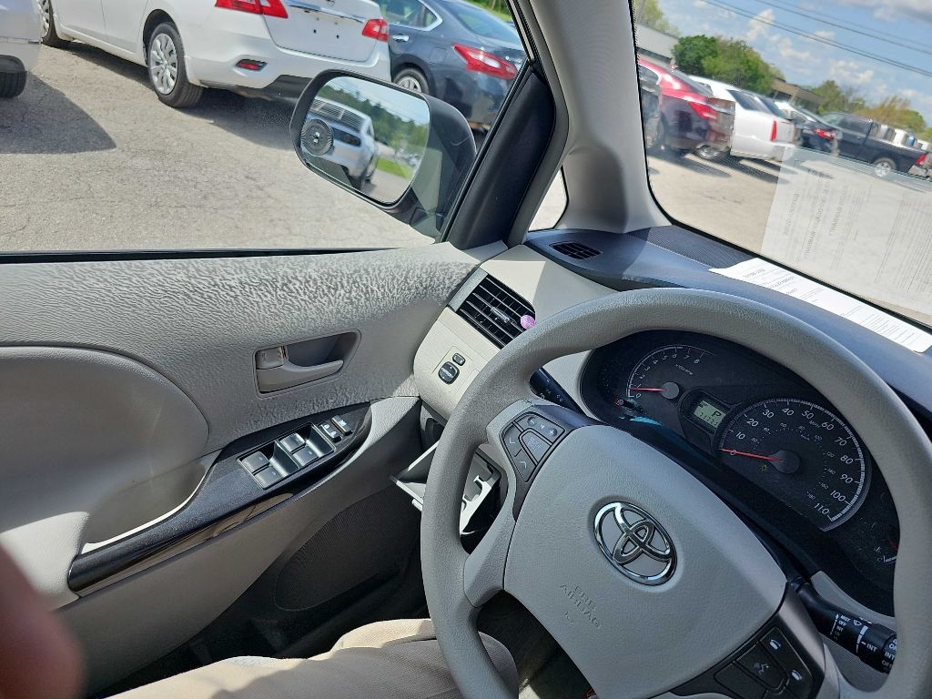 Toyota Sienna 5dr 7-Pass Van V6 LE AAS FWD (Natl) 2013 Toyota Sienna 5dr 7-Pass Van V6 LE AAS FWD (Natl) 2013