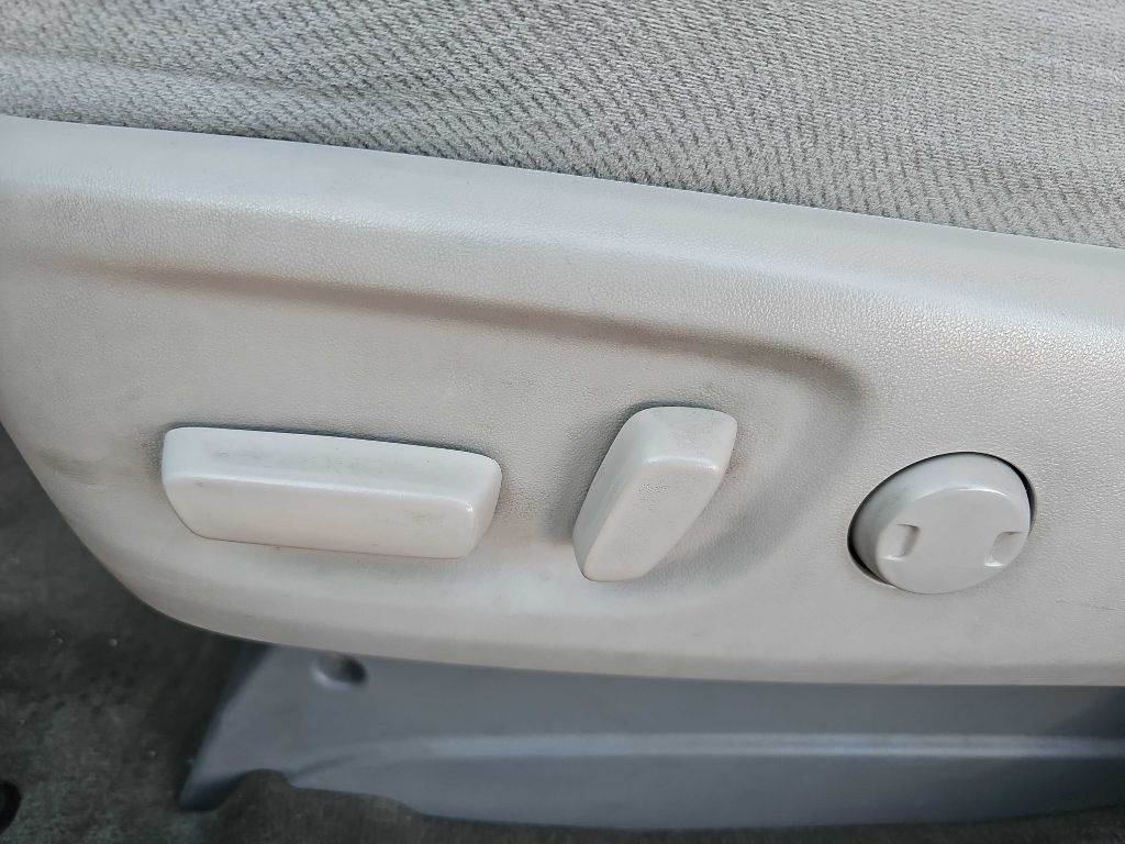 Toyota Sienna 5dr 7-Pass Van V6 LE AAS FWD (Natl) 2013 Toyota Sienna 5dr 7-Pass Van V6 LE AAS FWD (Natl) 2013