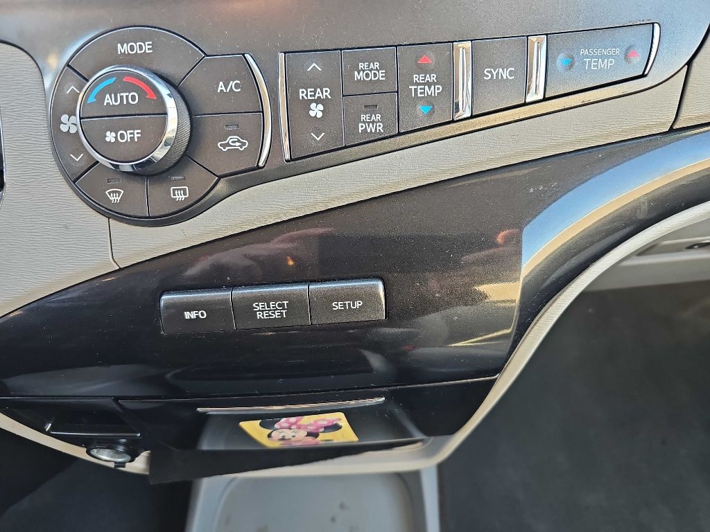 Toyota Sienna 5dr 7-Pass Van V6 LE AAS FWD (Natl) 2013 Toyota Sienna 5dr 7-Pass Van V6 LE AAS FWD (Natl) 2013