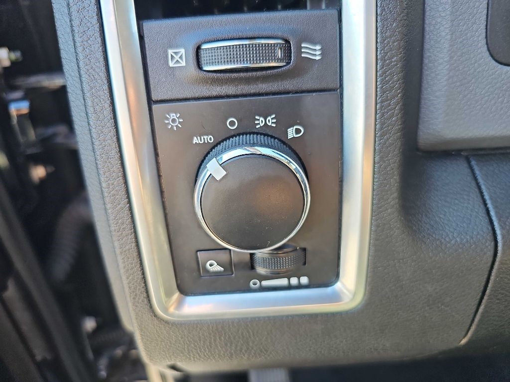 RAM 1500 Classic SLT 4x4 Crew Cab 5'7" Box 2019