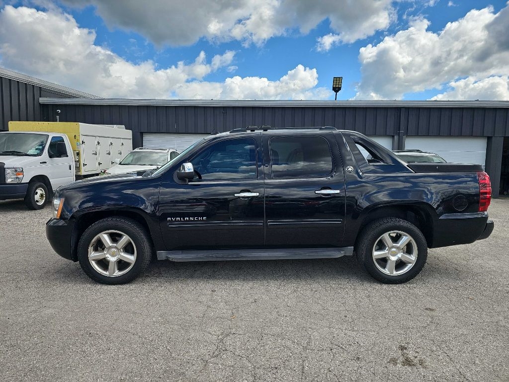 Chevrolet Avalanche 2WD Crew Cab LT 2013