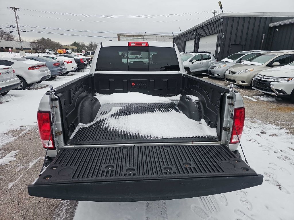 RAM 1500 4WD Quad Cab 140.5" SLT 2016