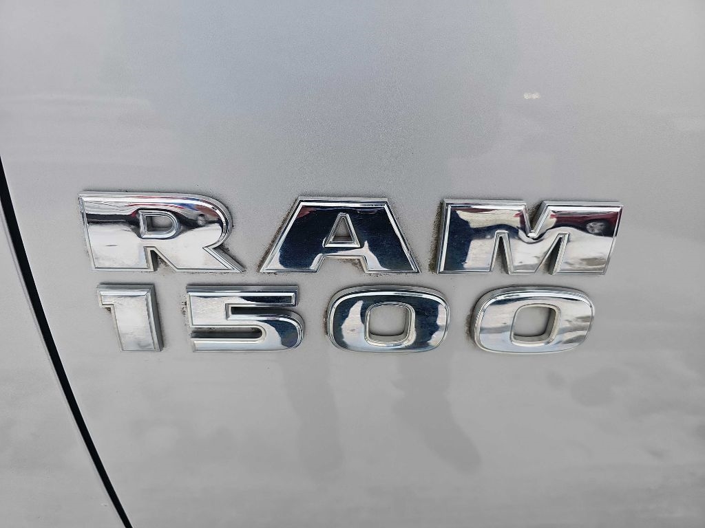 RAM 1500 4WD Quad Cab 140.5" SLT 2016