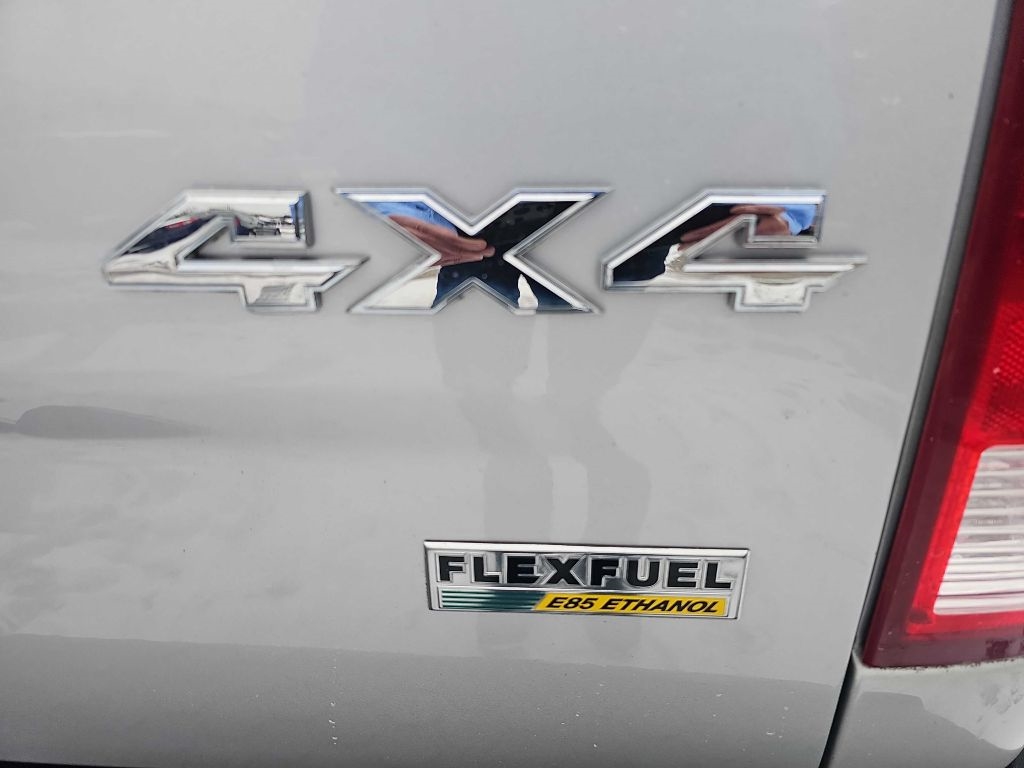 RAM 1500 4WD Quad Cab 140.5" SLT 2016