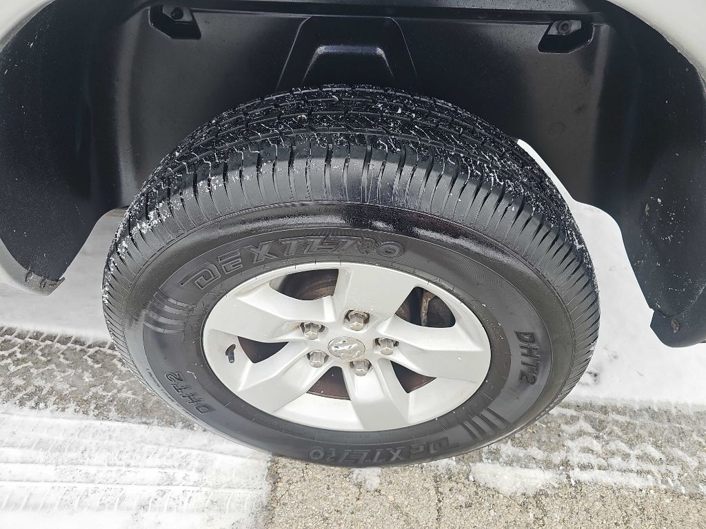 RAM 1500 4WD Quad Cab 140.5" SLT 2016