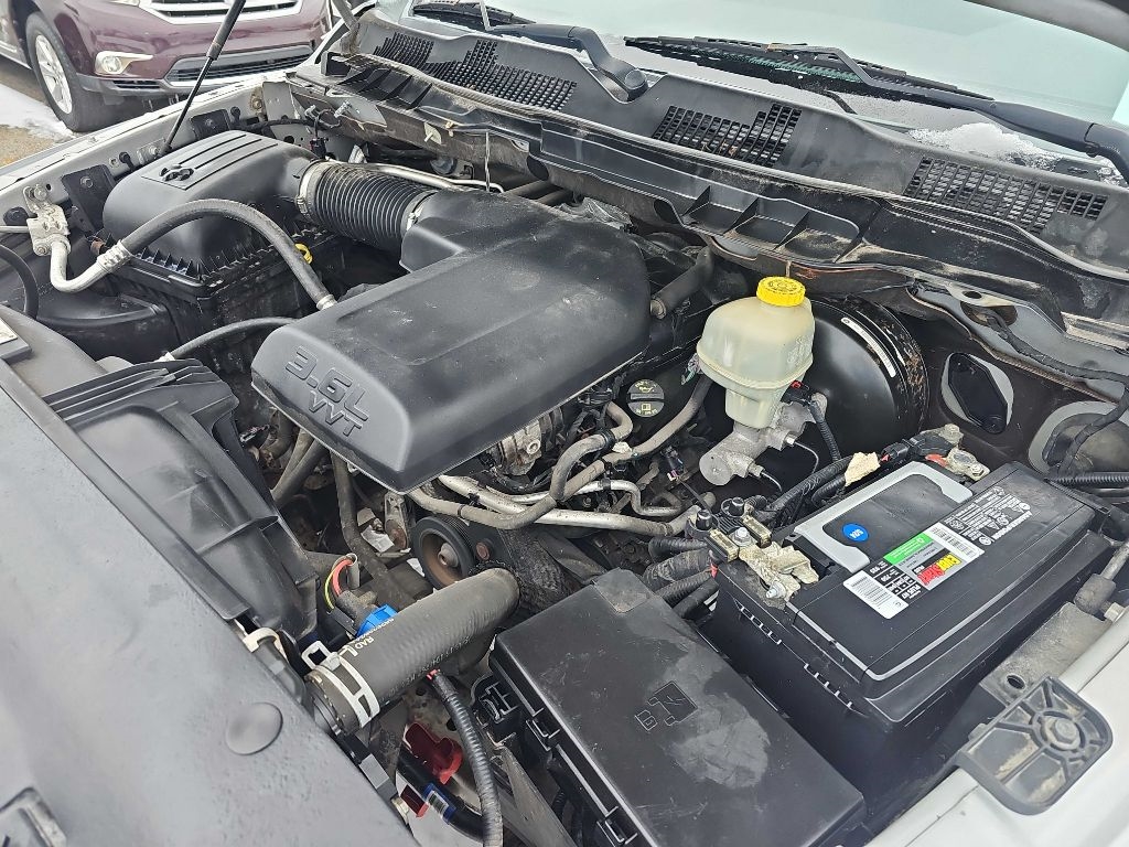 RAM 1500 4WD Quad Cab 140.5" SLT 2016