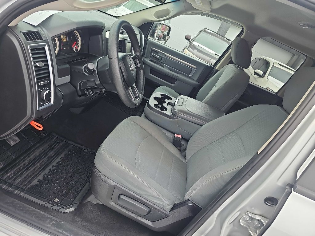 RAM 1500 4WD Quad Cab 140.5" SLT 2016