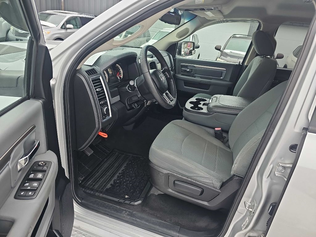 RAM 1500 4WD Quad Cab 140.5" SLT 2016