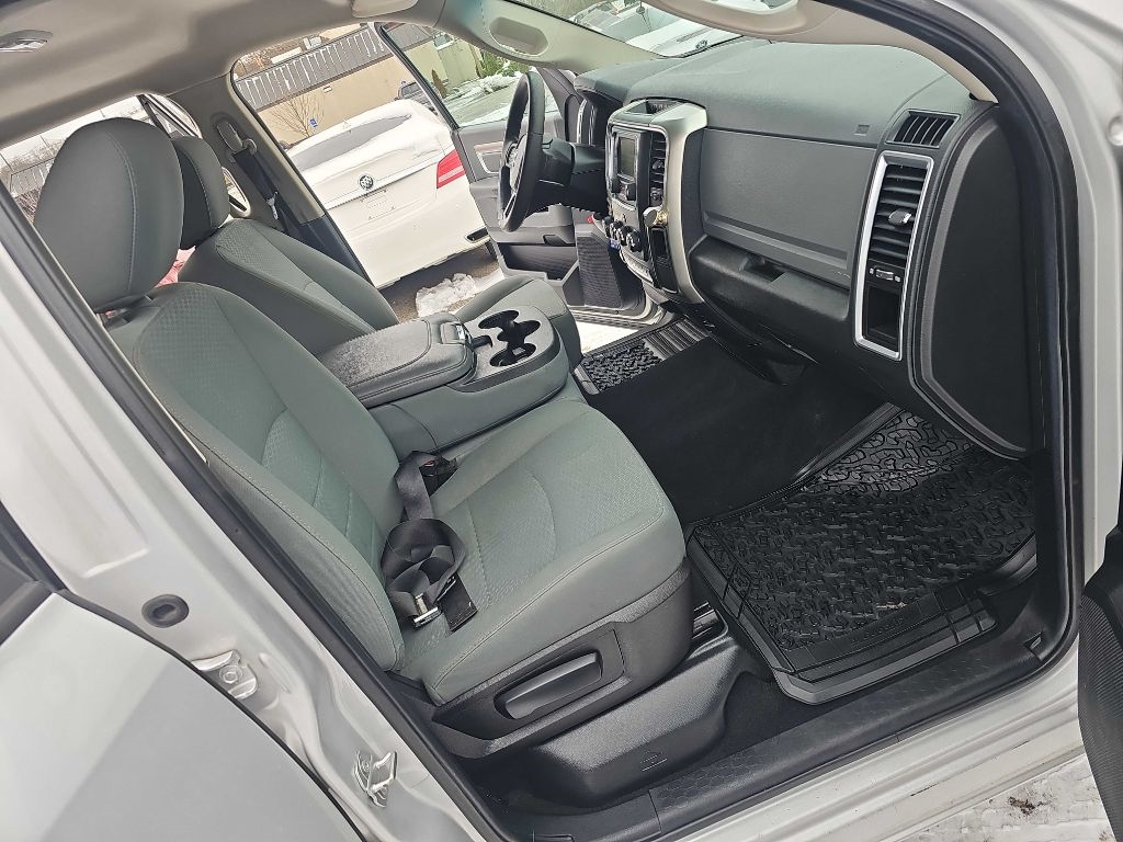 RAM 1500 4WD Quad Cab 140.5" SLT 2016