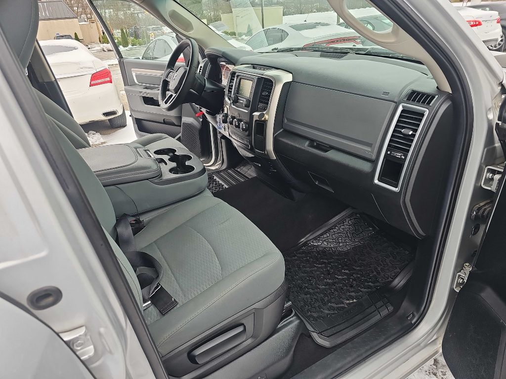 RAM 1500 4WD Quad Cab 140.5" SLT 2016