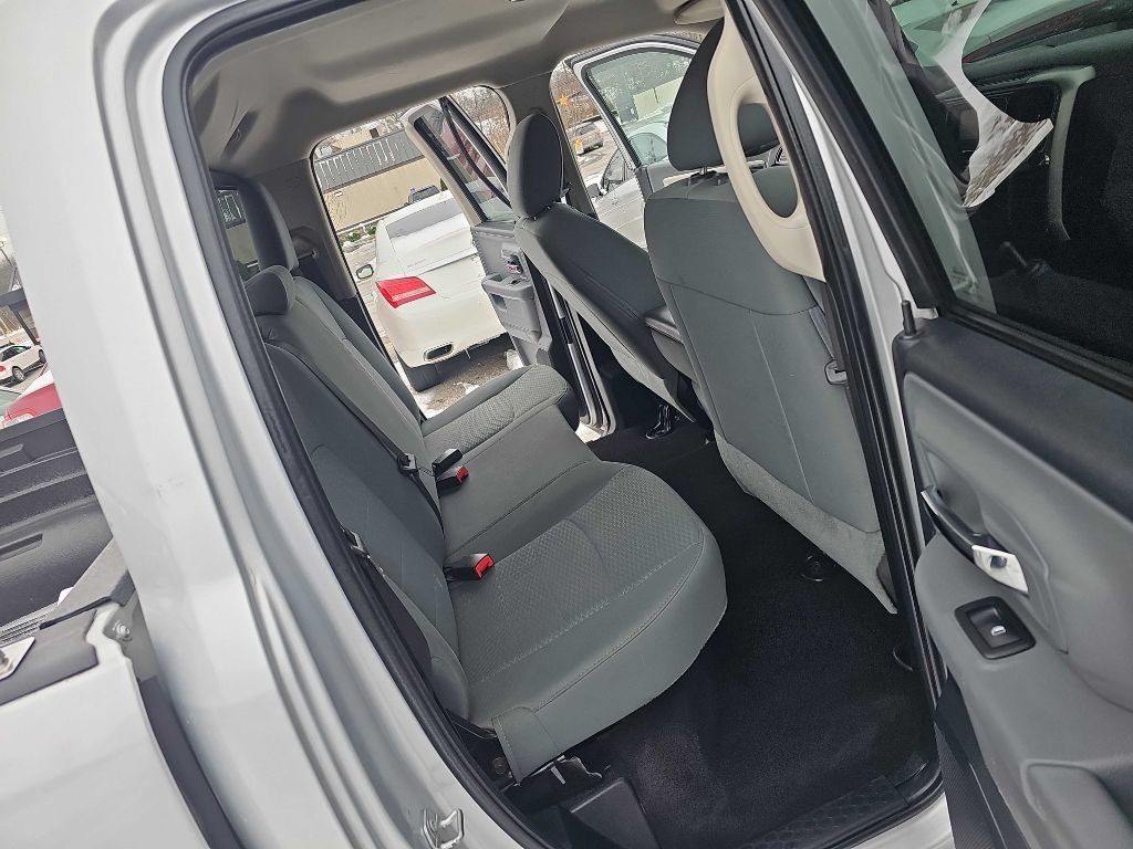 RAM 1500 4WD Quad Cab 140.5" SLT 2016