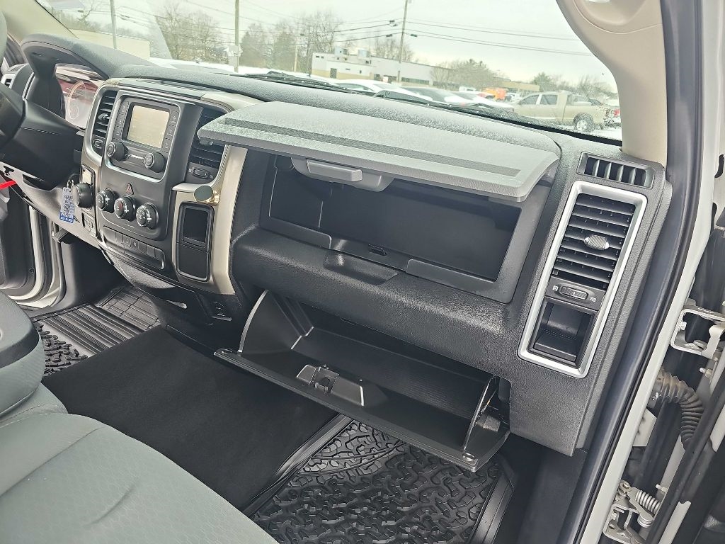 RAM 1500 4WD Quad Cab 140.5" SLT 2016