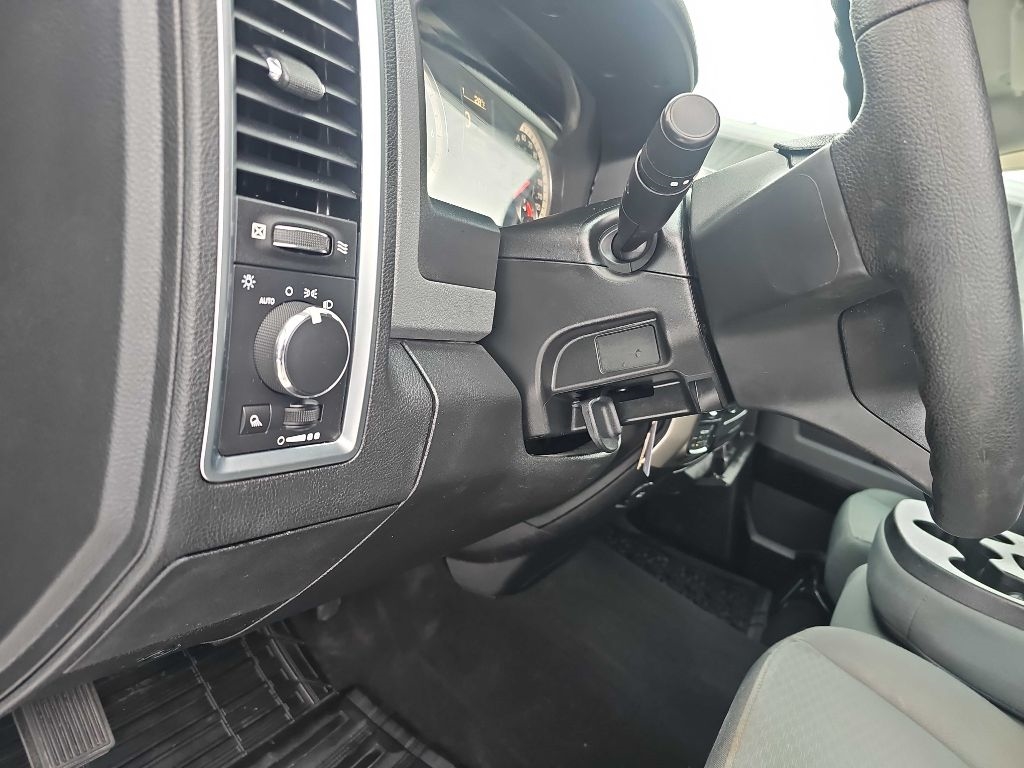 RAM 1500 4WD Quad Cab 140.5" SLT 2016