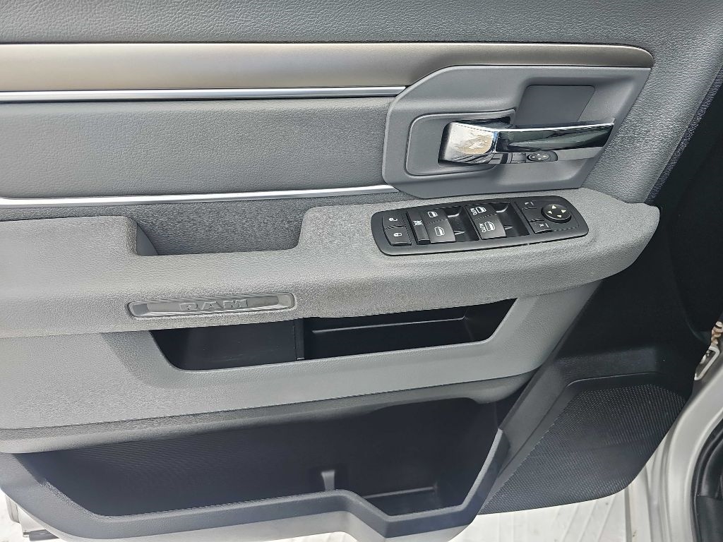 RAM 1500 4WD Quad Cab 140.5" SLT 2016