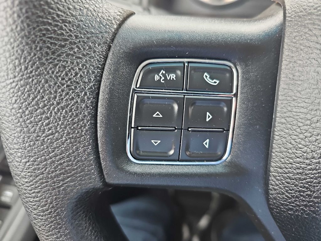 RAM 1500 4WD Quad Cab 140.5" SLT 2016