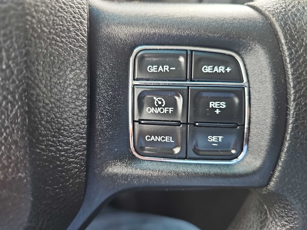 RAM 1500 4WD Quad Cab 140.5" SLT 2016