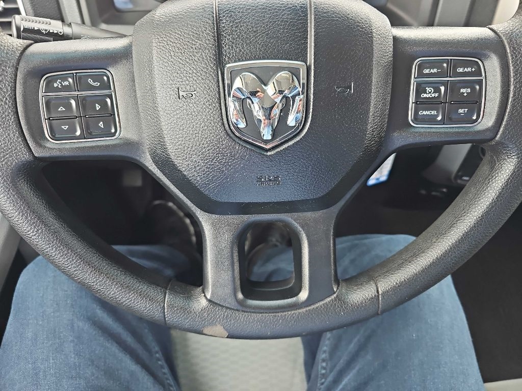 RAM 1500 4WD Quad Cab 140.5" SLT 2016