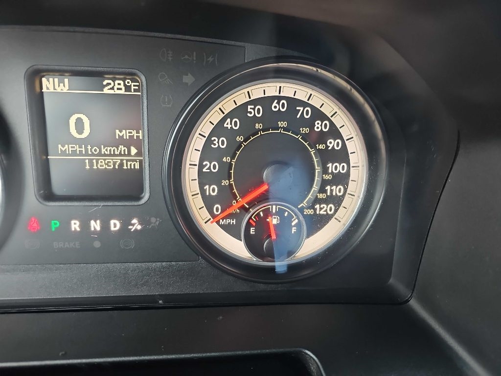 RAM 1500 4WD Quad Cab 140.5" SLT 2016