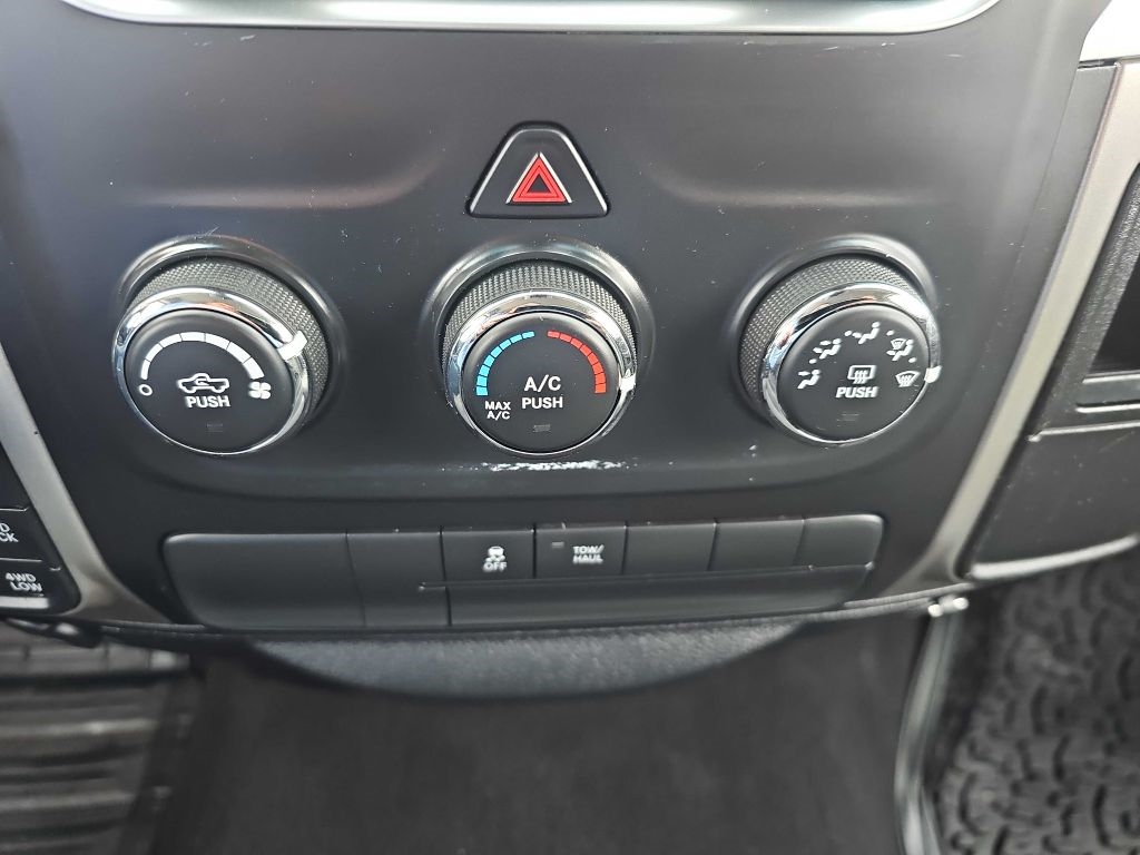 RAM 1500 4WD Quad Cab 140.5" SLT 2016