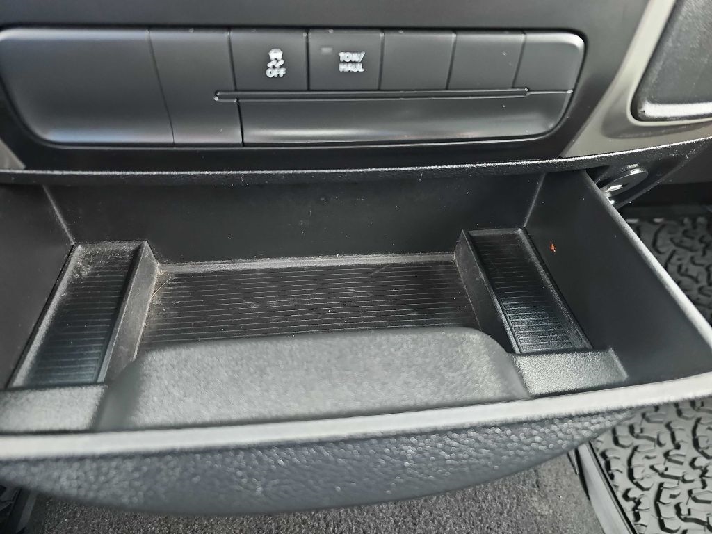 RAM 1500 4WD Quad Cab 140.5" SLT 2016