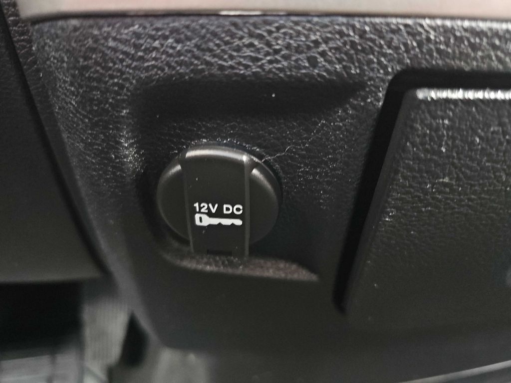 RAM 1500 4WD Quad Cab 140.5" SLT 2016