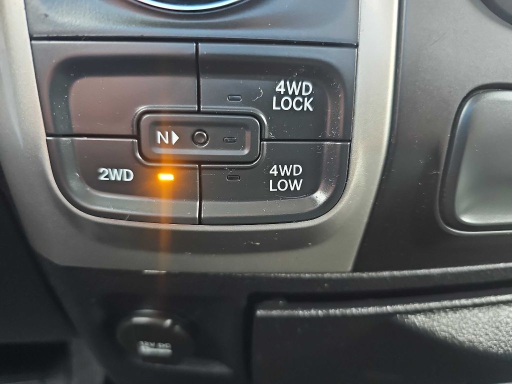 RAM 1500 4WD Quad Cab 140.5" SLT 2016