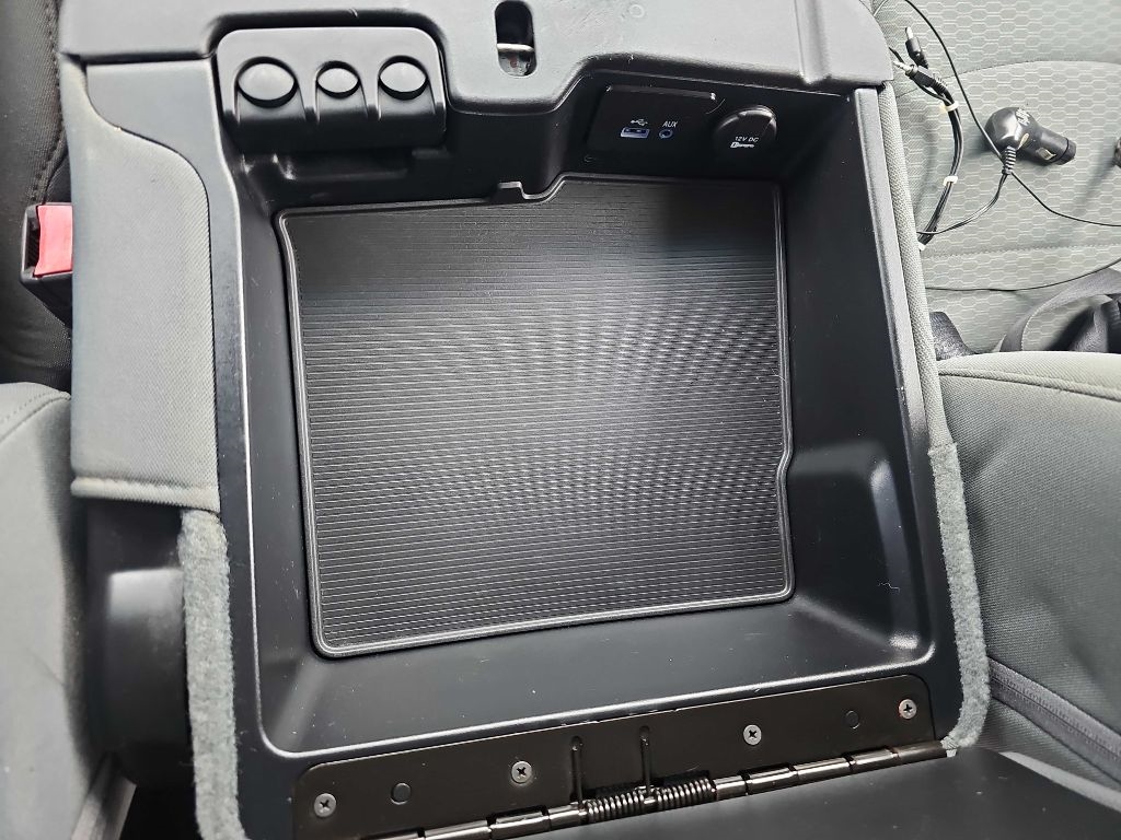 RAM 1500 4WD Quad Cab 140.5" SLT 2016