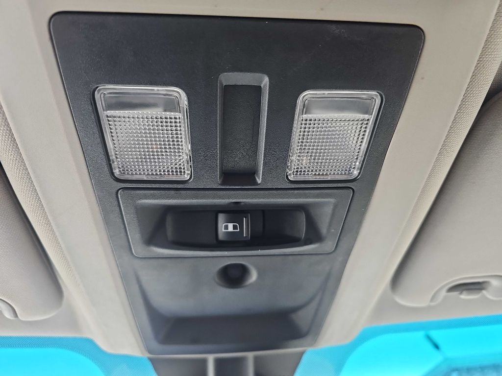 RAM 1500 4WD Quad Cab 140.5" SLT 2016