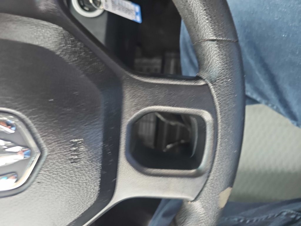 RAM 1500 4WD Quad Cab 140.5" SLT 2016