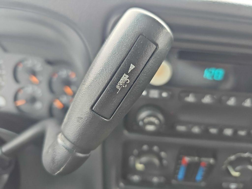Chevrolet Avalanche 1500 5dr Crew Cab 130" WB 4WD 2003