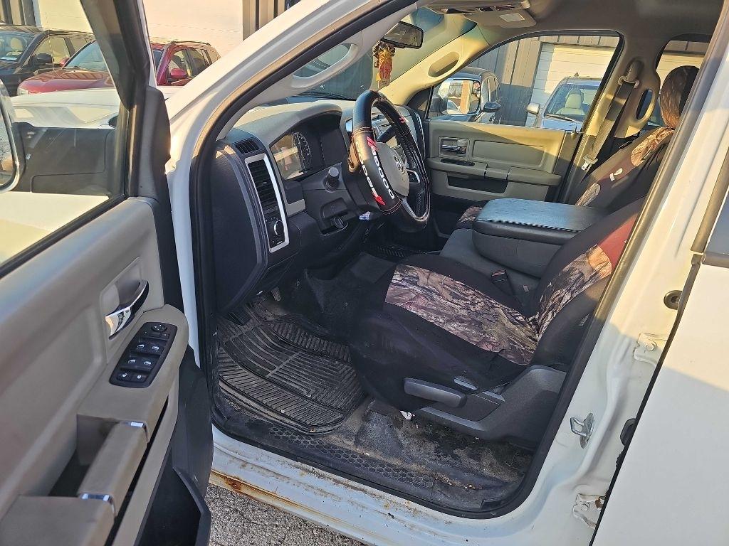 RAM 1500 4WD Crew Cab 140.5" SLT 2011