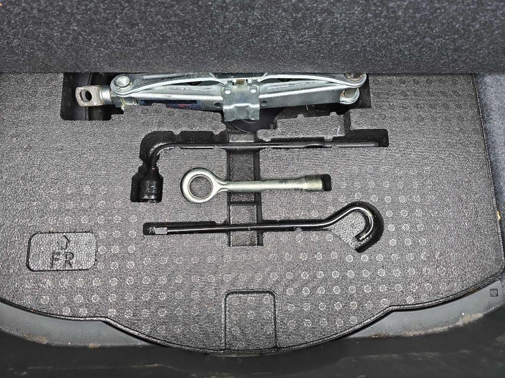 Acura TL 6-Speed AT with Tech Package 2010