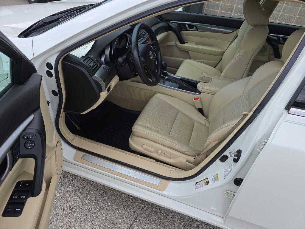 Acura TL 6-Speed AT with Tech Package 2010