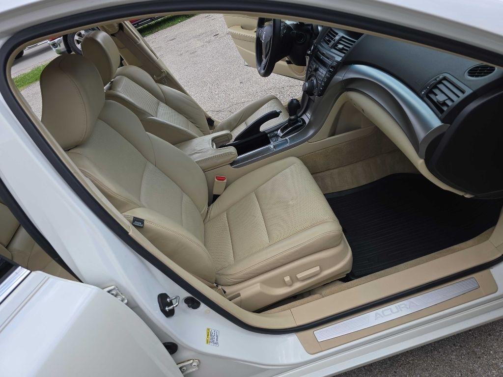 Acura TL 6-Speed AT with Tech Package 2010