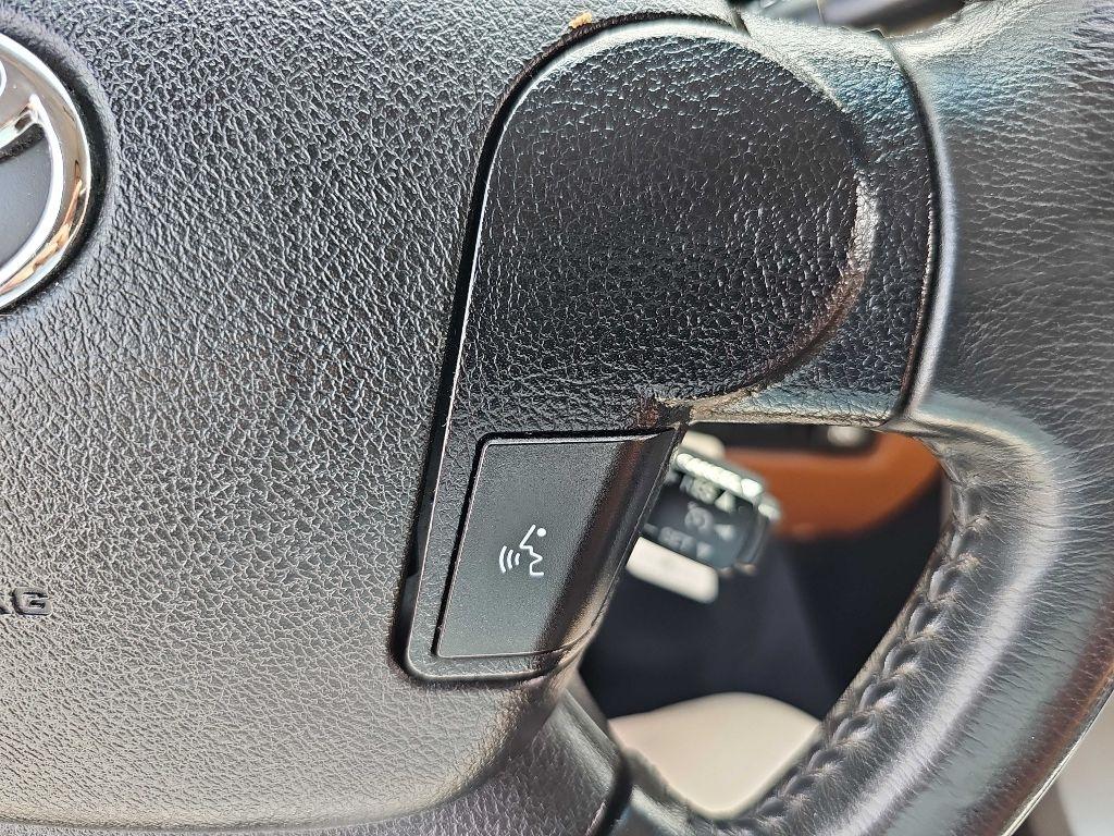 Toyota Tundra 4WD Truck CrewMax 5.7L FFV V8 6-Spd AT Platinum (Natl) 2013