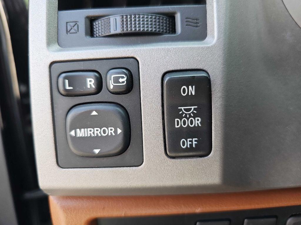 Toyota Tundra 4WD Truck CrewMax 5.7L FFV V8 6-Spd AT Platinum (Natl) 2013