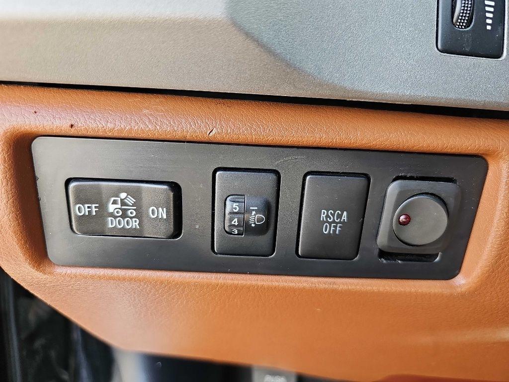 Toyota Tundra 4WD Truck CrewMax 5.7L FFV V8 6-Spd AT Platinum (Natl) 2013