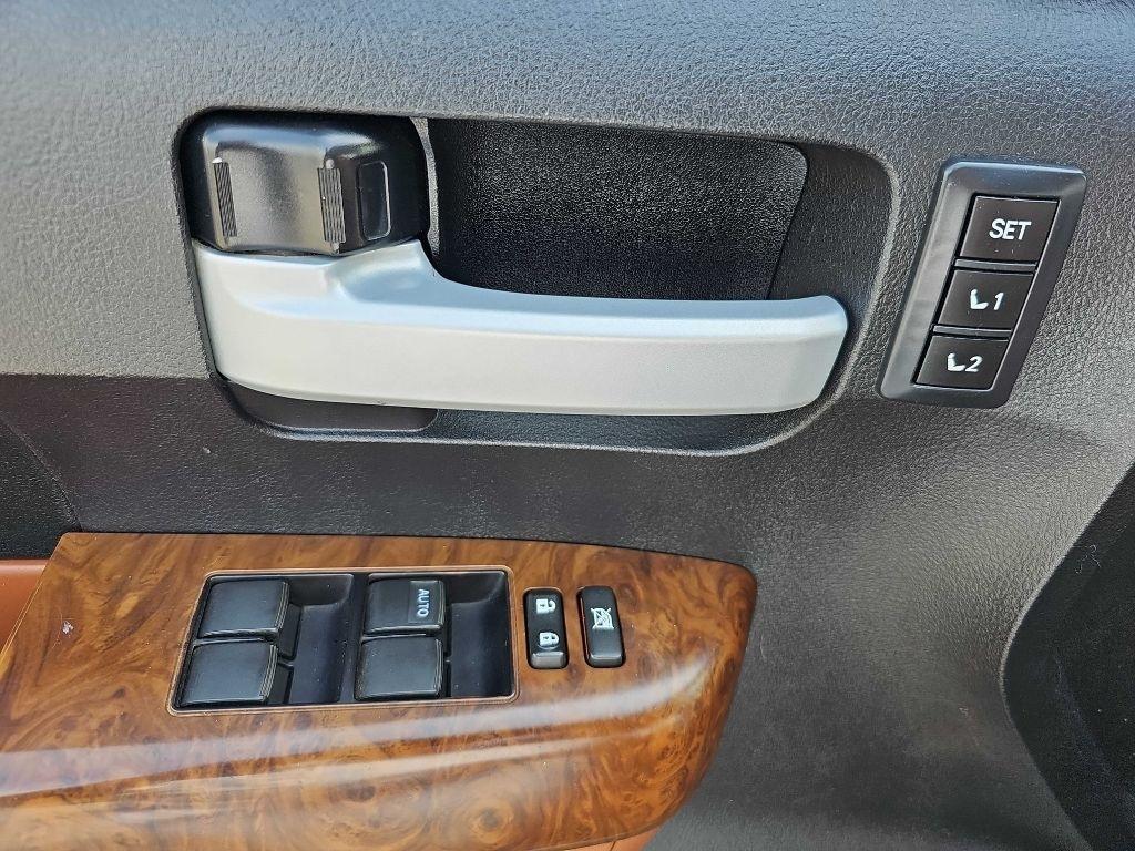 Toyota Tundra 4WD Truck CrewMax 5.7L FFV V8 6-Spd AT Platinum (Natl) 2013