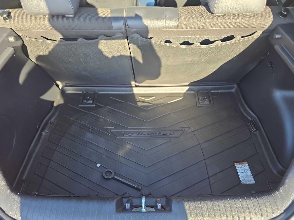 Hyundai Veloster 3dr Cpe Auto w/Yellow Accent 2016