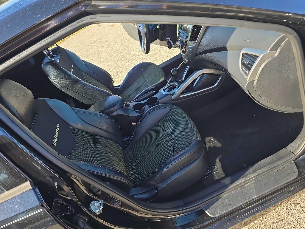 Hyundai Veloster 3dr Cpe Auto w/Yellow Accent 2016