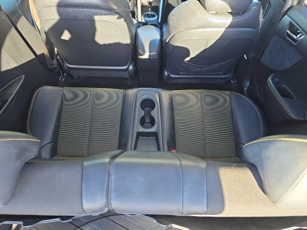 Hyundai Veloster 3dr Cpe Auto w/Yellow Accent 2016