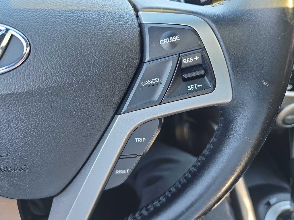 Hyundai Veloster 3dr Cpe Auto w/Yellow Accent 2016