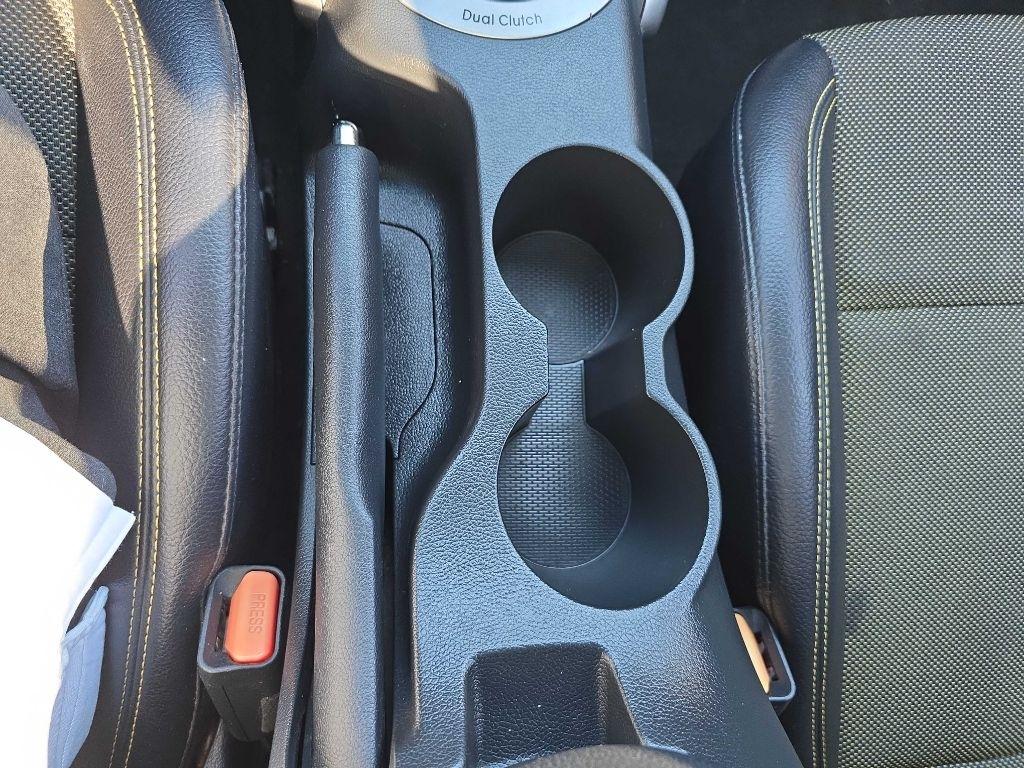 Hyundai Veloster 3dr Cpe Auto w/Yellow Accent 2016