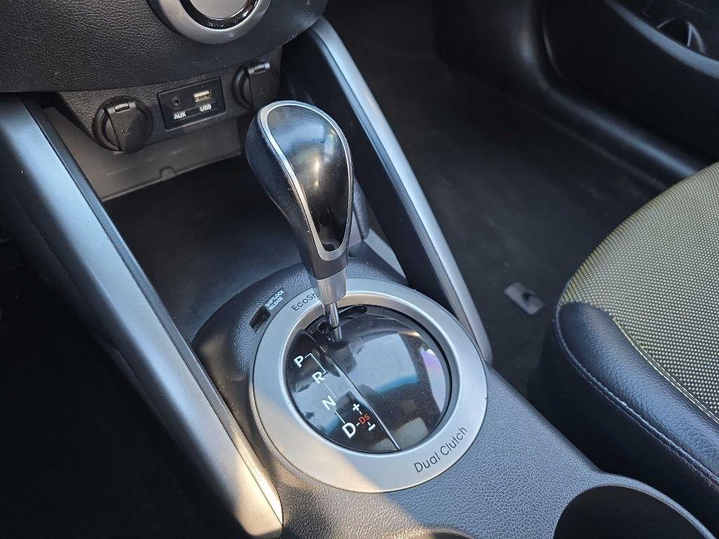 Hyundai Veloster 3dr Cpe Auto w/Yellow Accent 2016