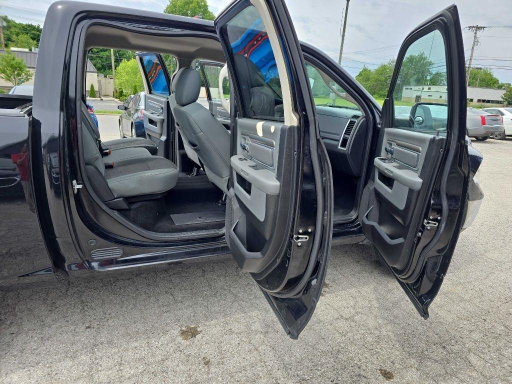 RAM 1500 4WD Crew Cab 140.5" Big Horn 2014