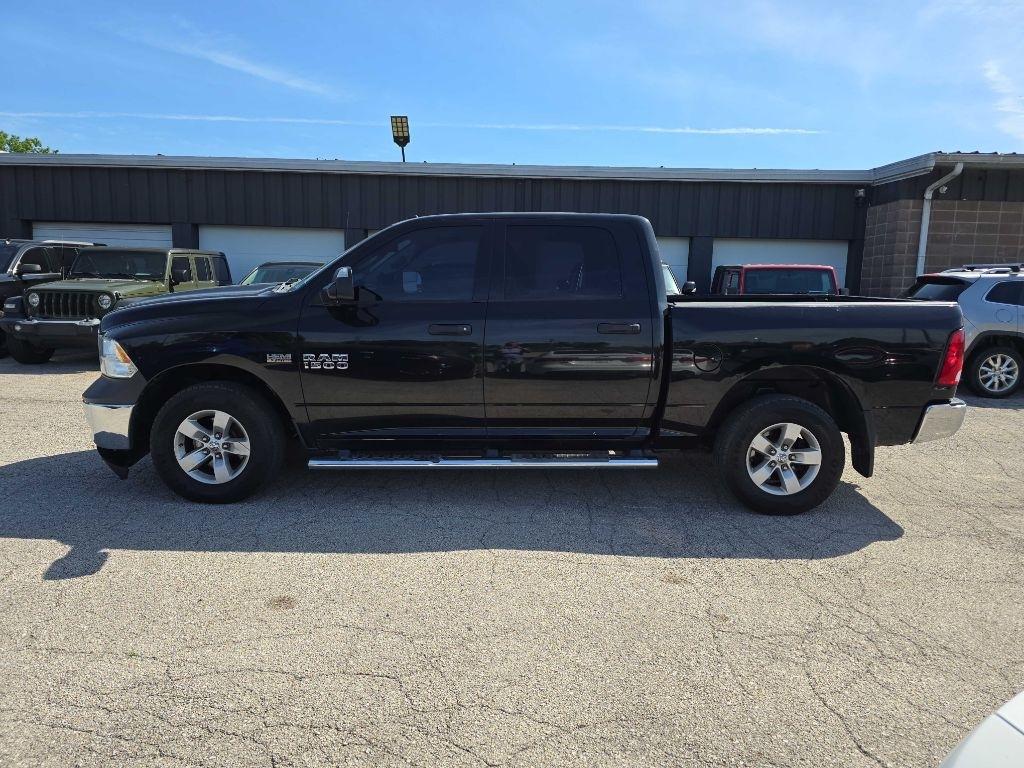 RAM 1500 4WD Crew Cab 140.5" ST 2015