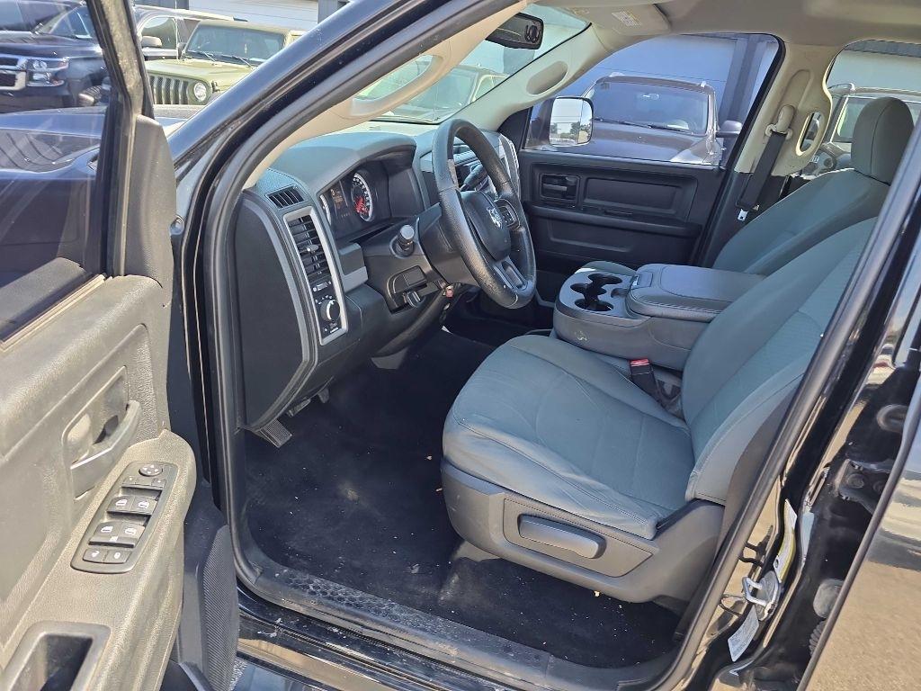 RAM 1500 4WD Crew Cab 140.5" ST 2015