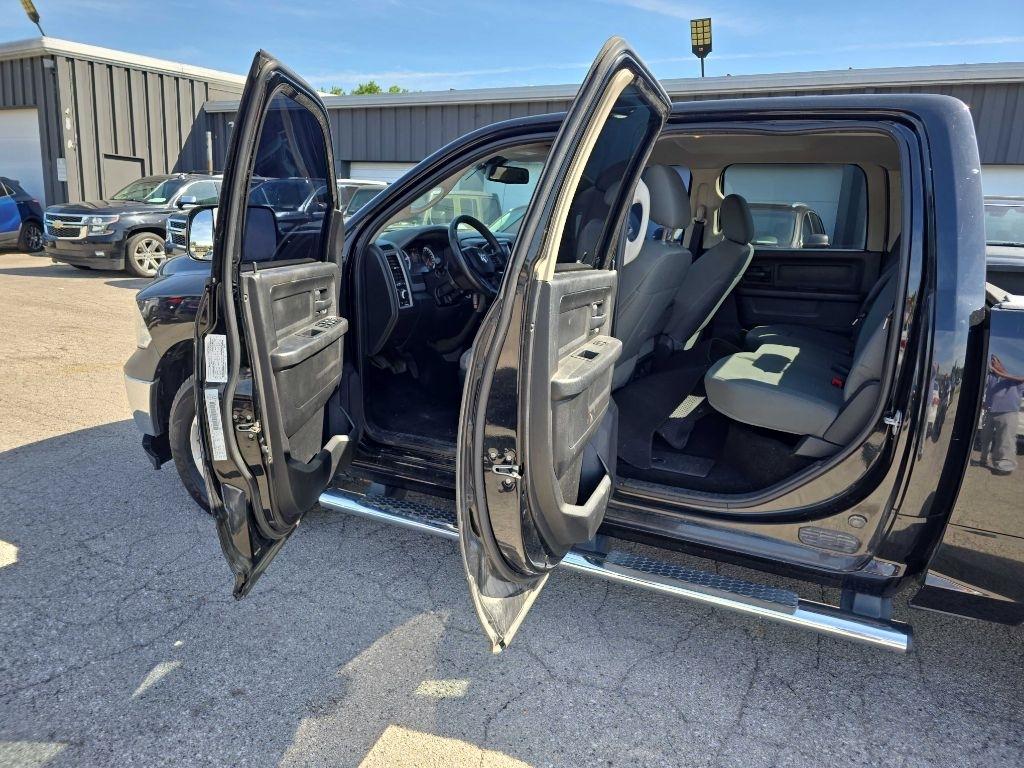 RAM 1500 4WD Crew Cab 140.5" ST 2015