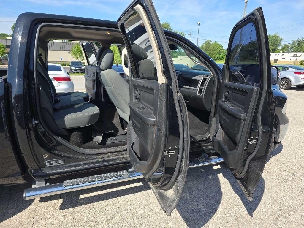 RAM 1500 4WD Crew Cab 140.5" ST 2015