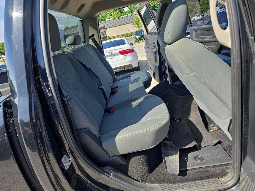 RAM 1500 4WD Crew Cab 140.5" ST 2015